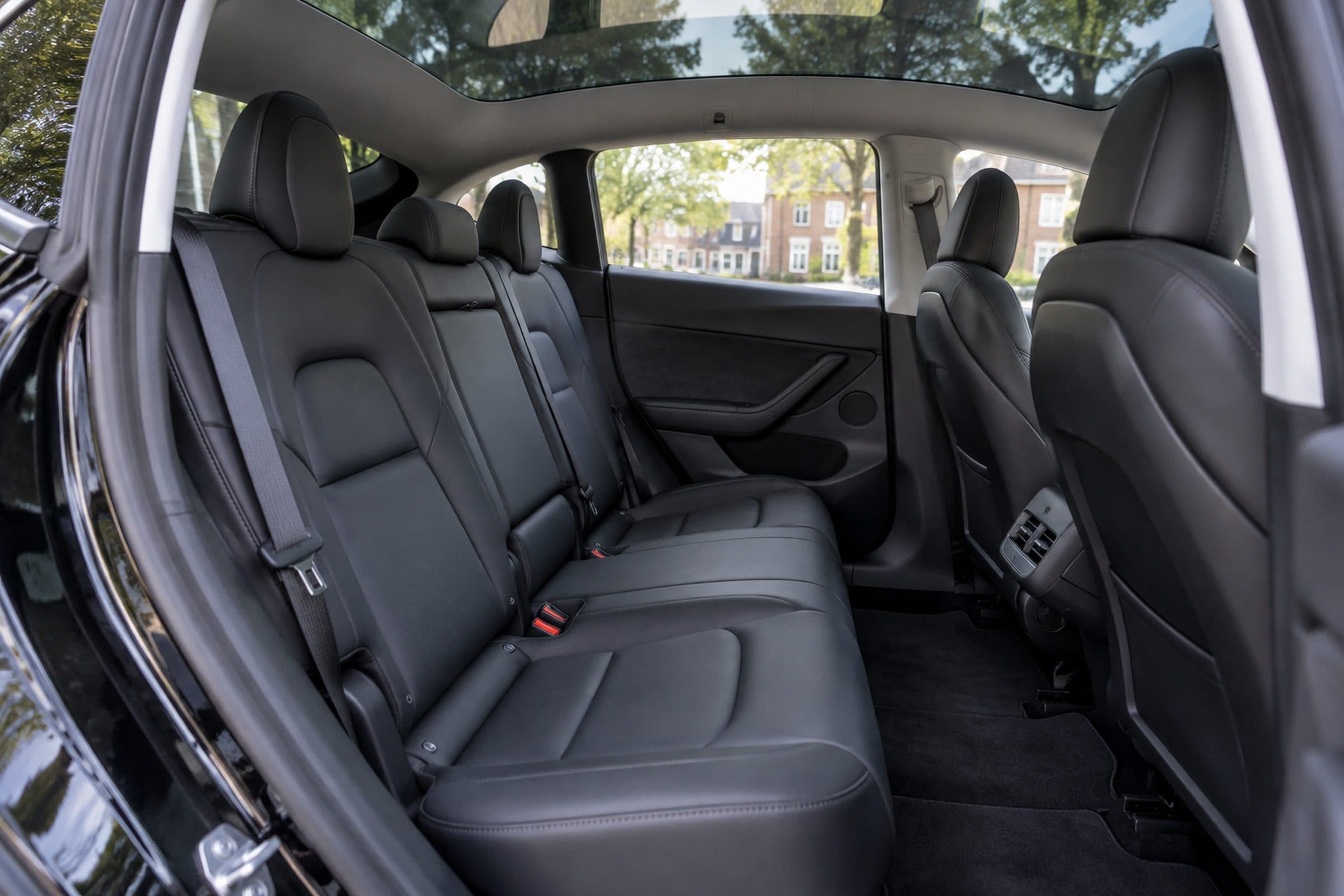 Interieur en achterbank van de Tesla van Taxi Far